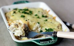 Картофель с шампиньонами и сметаной в духовке