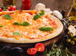 Классическая пицца «Маргарита» по-домашнему