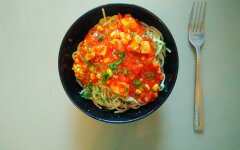 Томатный соус с курицей и кукурузой для спагетти
