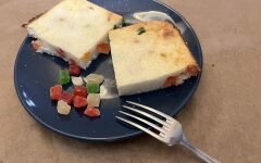 Запеканка из рисовой поленты с творогом и цукатами