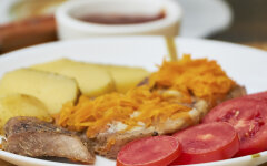 Отбивные из свинины под подушкой из морковки с чесноком