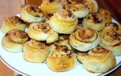 Пышные слойки с сахаром и корицей