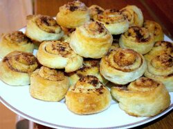 Пышные слойки с сахаром и корицей