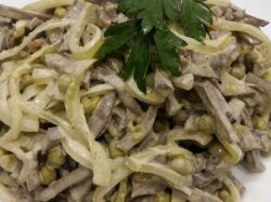 Салат из свиного сердца и маринованного лука с майонезом