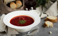 Борщ со свининой и квашеной капустой в мультиварке