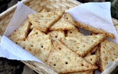 Хрустящие сырные крекеры по-домашнему