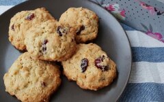 Хрустящее овсяное печенье с клюквой и корицей