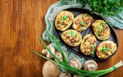 Картофельные гнезда с шампиньонами под сыром