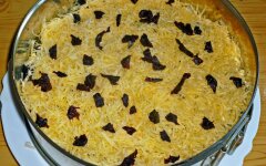 Салат «Дамский каприз» с ананасом и орехами