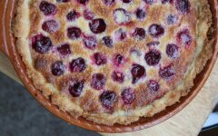 Вишневая шарлотка с яблоками и корицей