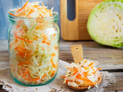 Квашеная капуста с морковью в рассоле на зиму