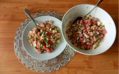 Салат из крабовых палочек с консервированной фасолью и яйцами