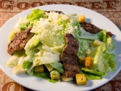 Салат «Цезарь» по-американски с маслинами и огурцами