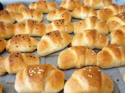 Дрожжевые рогалики с творожной начинкой