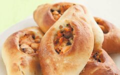 Расстегаи с консервированной рыбой и овощами