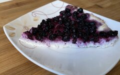 Запеканка из мягкого творога с сыром рикотта и черной смородиной