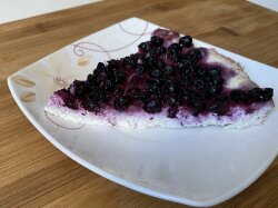 Запеканка из мягкого творога с сыром рикотта и черной смородиной