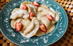 Вареники на кефире без яиц с клубникой