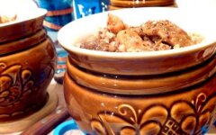 Плов с сушеными грибами в горшочках