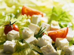 Диетический «Цезарь» с курицей и сыром фета