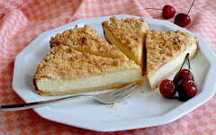 Диетический пирог с творогом и сыром