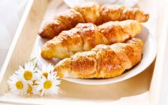 Рогалики со сгущенным молоком из слоеного теста