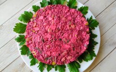 Салат из свеклы с изюмом, яблоками и орехами