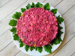 Салат из свеклы с изюмом, яблоками и орехами