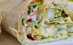 Рулет из лаваша с крабовыми палочками и листьями салата