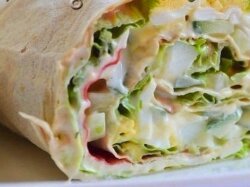 Рулет из лаваша с крабовыми палочками и листьями салата