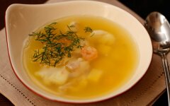 Уха из тилапии с креветками на овощном бульоне