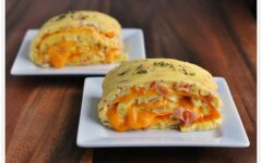Яичный рулет с ветчиной, перцем и сыром