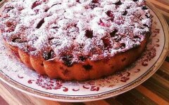 Классическая шарлотка со свежей вишней в духовке