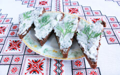 Ароматное сало с чесноком и укропом