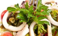 Средиземноморский салат из морепродуктов и фасоли