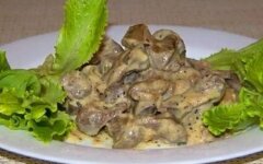 Куриная печень в сметане на скорую руку