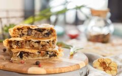 «Наполеон» с куриной печенью и белыми грибами