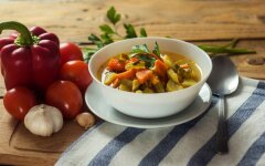 Куриный суп с зелеными помидорами и перловкой