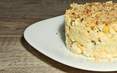 Салат с курицей, кукурузой и черносливом