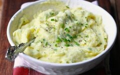 Картофельное пюре с зеленым луком и чесноком