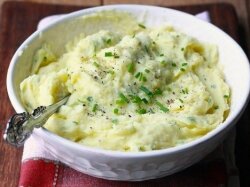 Картофельное пюре с зеленым луком и чесноком