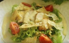 Цезарь с курицей, помидорами черри и лавашом