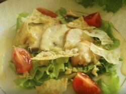 Цезарь с курицей, помидорами черри и лавашом