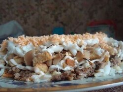 Слоеный салат из грибов со шпротами