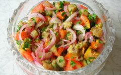 Салат из баклажанов и помидоров с луком и чесноком