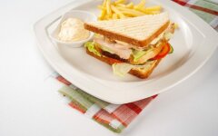 Сэндвич с курицей, помидорами и огурцами