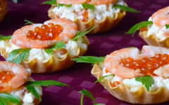 Тарталетки с кальмарами, креветками и красной икрой
