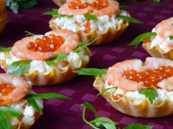 Тарталетки с кальмарами, креветками и красной икрой