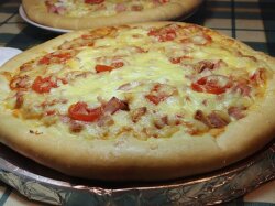 Пицца с колбасой и сыром из дрожжевого теста