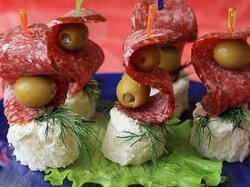Канапе с салями и творожным сыром на шпажках